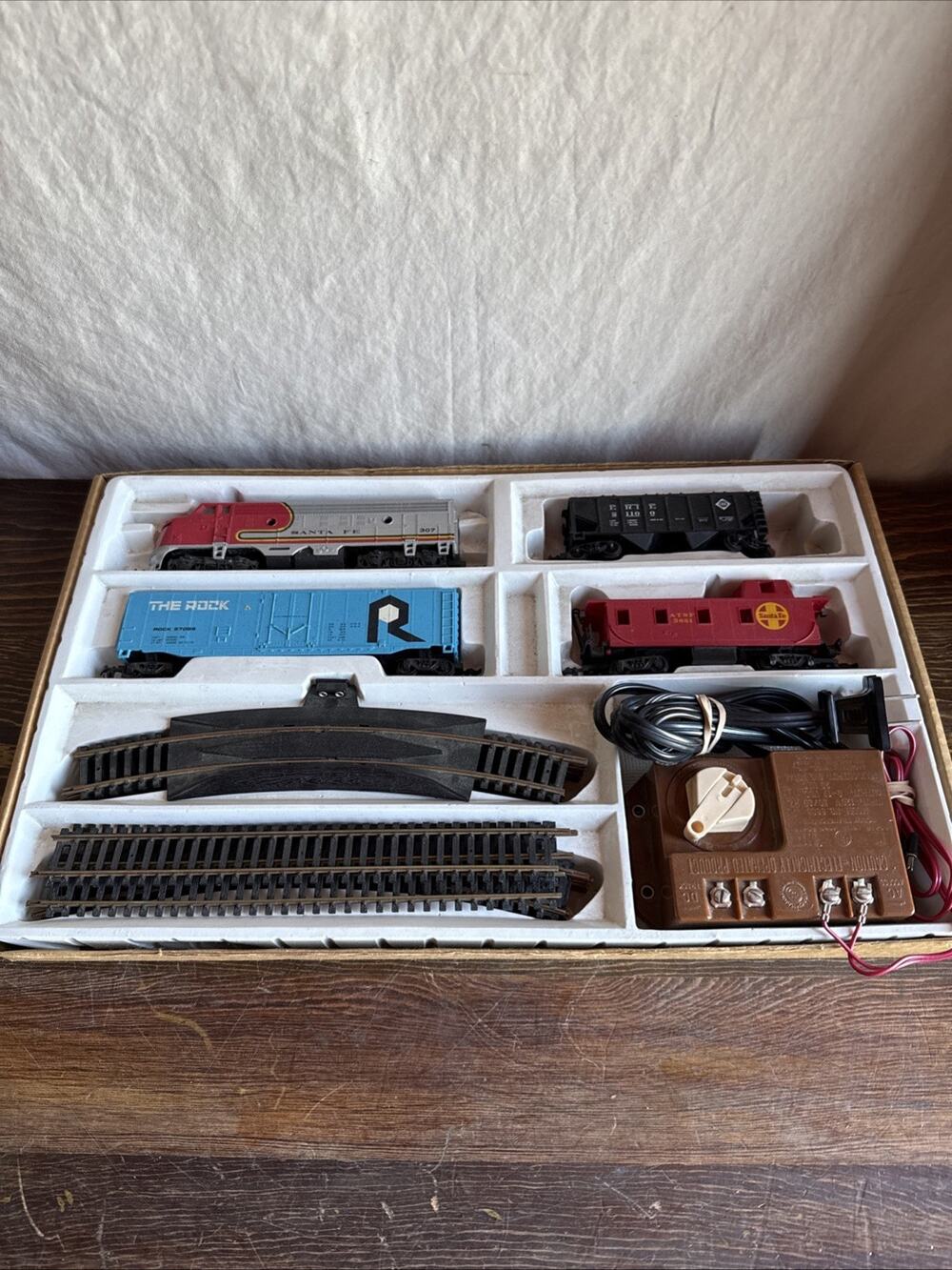 Bachman HO Model Railroad Starter Set Locomotive Box Car Track Transformers